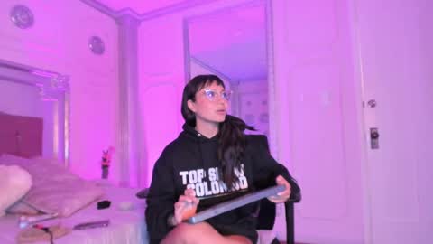 Snapshot of alisonfishert chatting on February 19, 6:10 pm Alison Fishert online show from February 19, 6:10 pm