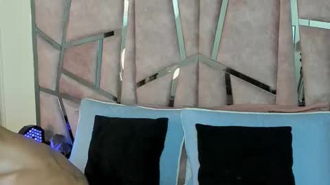 Snapshot of alixmartin1 chatting on October 21, 1:33 am alix online show from October 21, 1:33 am