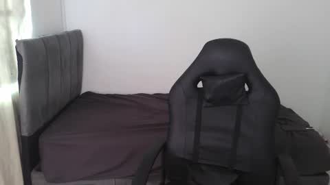 alphas_latins online show from May 13, 9:24 pm