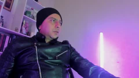 alucard_col666 online show from May 28, 5:44 pm