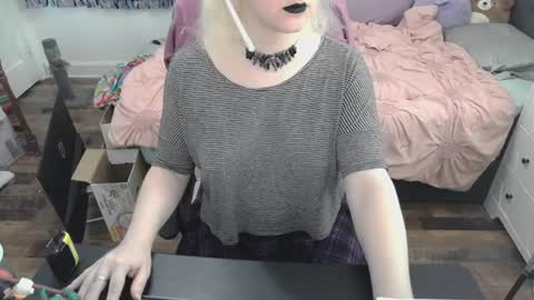 alyxiabewbs online show from June 23, 7:09 pm