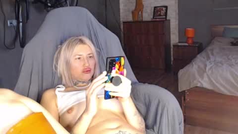 Snapshot of amayamalina chatting on December 15, 10:18 am Malina online show from December 15, 10:18 am