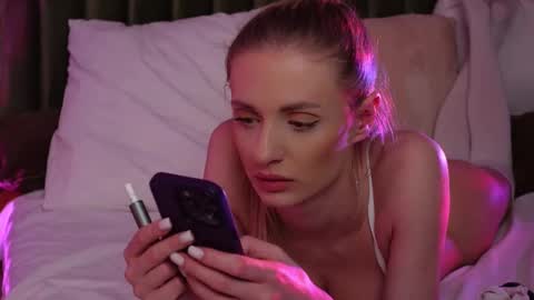 Amelia online show from March 10, 10:45 pm