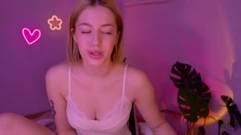 ameliarosaline online show from June 12, 3:38 am