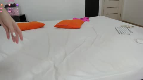 amelie_25 online show from November 21, 12:30 am