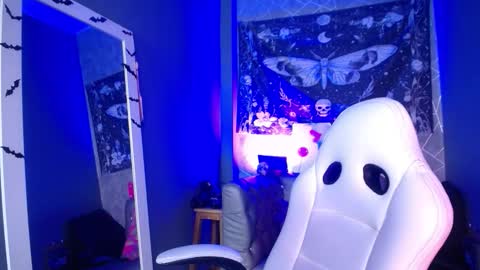 AMELIEROUS .. see you tomorrow  kisses online show from March 20, 5:23 am