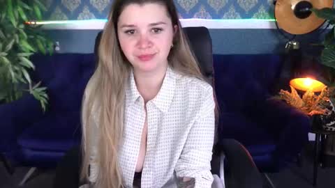 amellymillyy online show from December 3, 8:09 pm