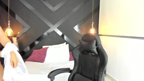 A N D R E online show from March 8, 8:55 am