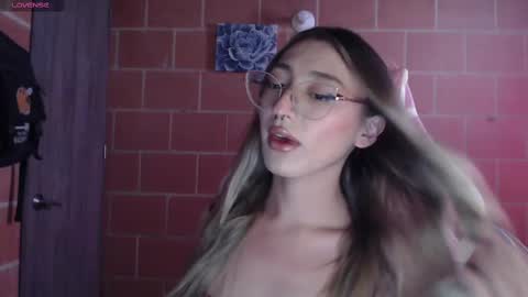 Snapshot of andrea_camila chatting on October 7, 4:03 pm Andrea  online show from October 7, 4:03 pm