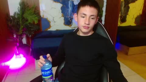 andres_tay online show from April 14, 9:01 am