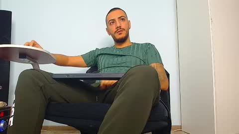 Snapshot of andrewbanner chatting on October 20, 4:50 am MasterRomania online show from October 20, 4:50 am