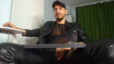 Snapshot of andrewbanner chatting on October 6, 4:41 am MasterRomania online show from October 6, 4:41 am