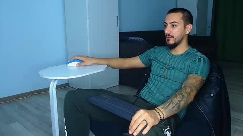 Snapshot of andrewbanner chatting on October 13, 6:04 am MasterRomania online show from October 13, 6:04 am