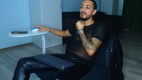 Snapshot of andrewbanner chatting on October 11, 7:35 am MasterRomania online show from October 11, 7:35 am