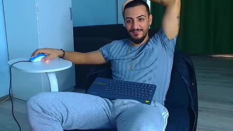 Snapshot of andrewbanner chatting on October 10, 7:25 am MasterRomania online show from October 10, 7:25 am