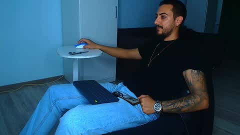 Snapshot of andrewbanner chatting on September 25, 7:37 am MasterRomania online show from September 25, 7:37 am