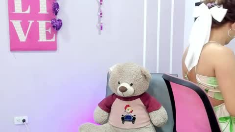 Snapshot of andy_gamboa chatting on February 24, 11:43 am Andrea online show from February 24, 11:43 am