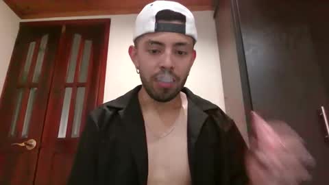 andy_zxx online show from April 29, 10:25 pm