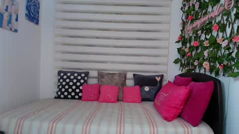 laura  online show from February 22, 11:29 pm