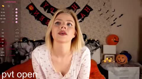 Snapshot of anika_heir chatting on October 21, 2:10 pm Alice online show from October 21, 2:10 pm
