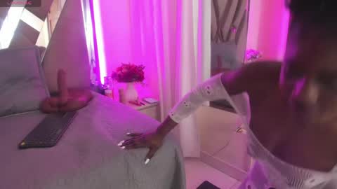 anisha_zambrano online show from April 22, 1:40 pm