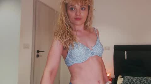 annaevv online show from April 23, 2:52 am