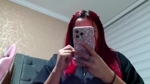 Snapshot of anne_julienne chatting on February 17, 11:33 pm       online show from February 17, 11:33 pm