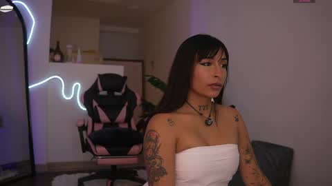 Annie online show from April 10, 8:02 pm