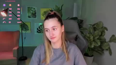annieee_smith online show from June 28, 5:14 am