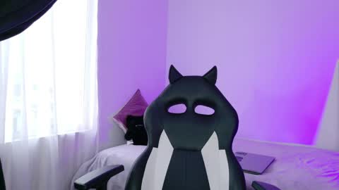 Annie online show from March 30, 10:32 pm