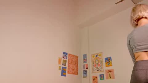 annietinky online show from November 8, 1:19 am