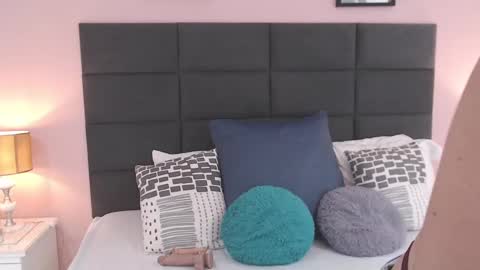 annysmitth online show from December 12, 8:10 pm