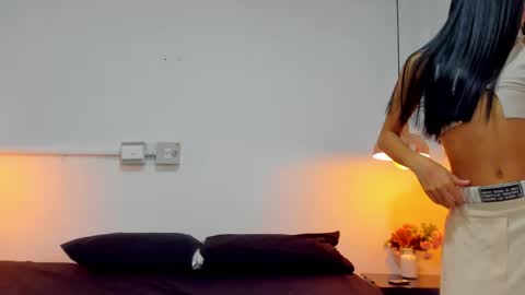 aria_millers1 online show from April 8, 12:19 pm