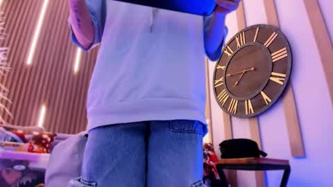 Ari  online show from December 17, 12:45 pm