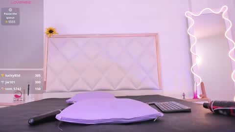 Snapshot of aron_tay chatting on December 24, 12:44 pm your aron online show from December 24, 12:44 pm