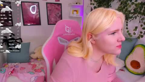 art_lovee_ online show from February 4, 1:31 am