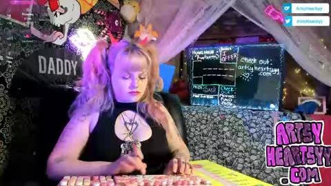 ArtsyHeartsyy online show from April 25, 1:19 am