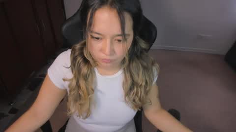 ash_smith1 online show from May 21, 7:42 pm