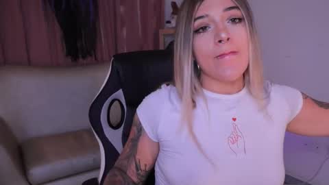 Ashley Lauren online show from October 22, 4:04 am