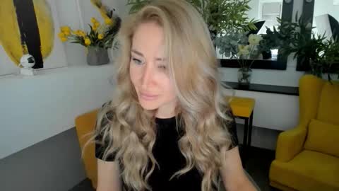 Snapshot of astramonroe chatting on October 17, 7:12 am astramonroe online show from October 17, 7:12 am