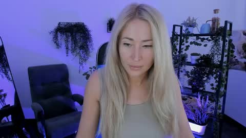 astramonroe online show from April 2, 2:08 am