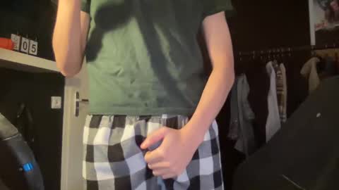 Undress a hung twink  online show from December 5, 9:33 am