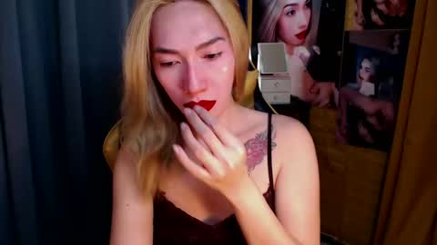 Snapshot of aurakharisma_xx chatting on February 26, 6:26 pm Miss awra online show from February 26, 6:26 pm