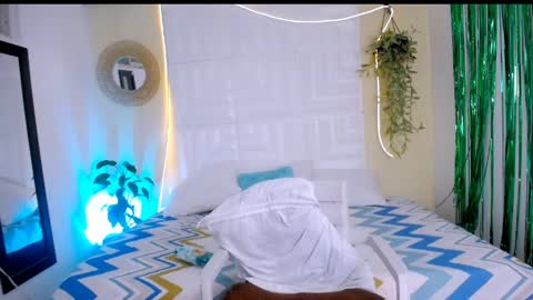 INSTAGRAM AURORA MCRY online show from April 9, 6:19 am