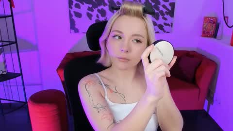 aurorawrenfield online show from December 18, 12:50 am