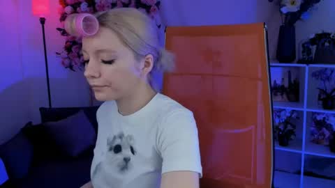 aurorawrenfield online show from February 23, 1:19 am