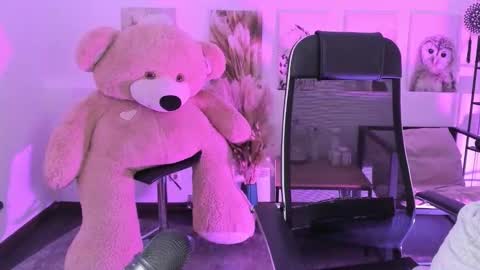 aurorawrenfield online show from December 23, 3:34 am