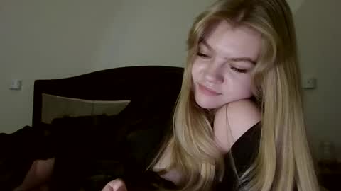 AuroraXRoses online show from November 6, 8:34 pm