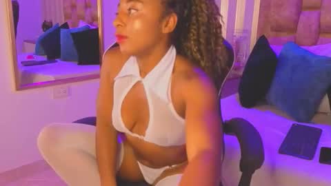 AVIS  online show from March 5, 8:07 pm