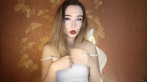 Snapshot of awora_wolf chatting on September 19, 6:33 pm Awora Wolf online show from September 19, 6:33 pm